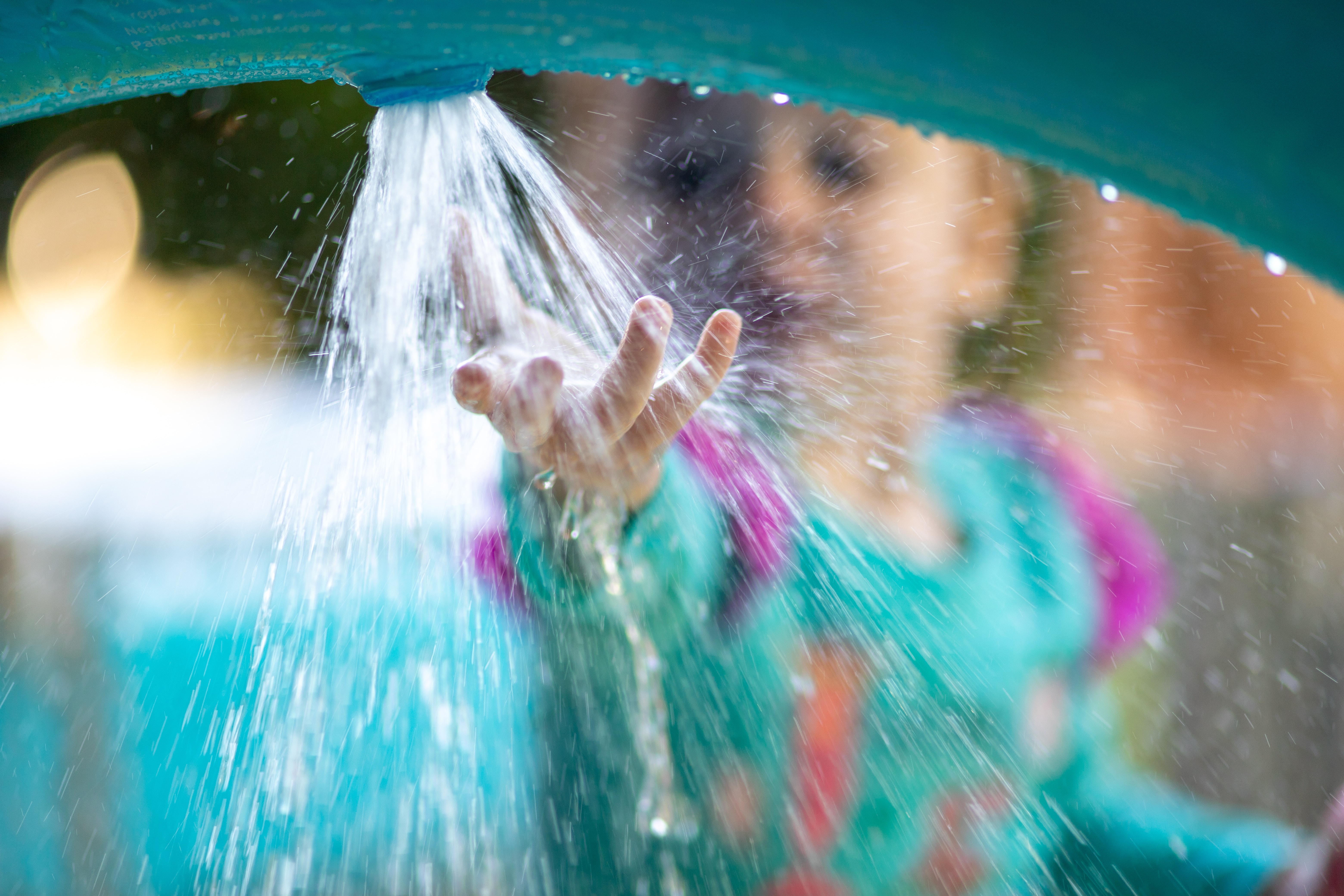水の噴き出しに手をかざす